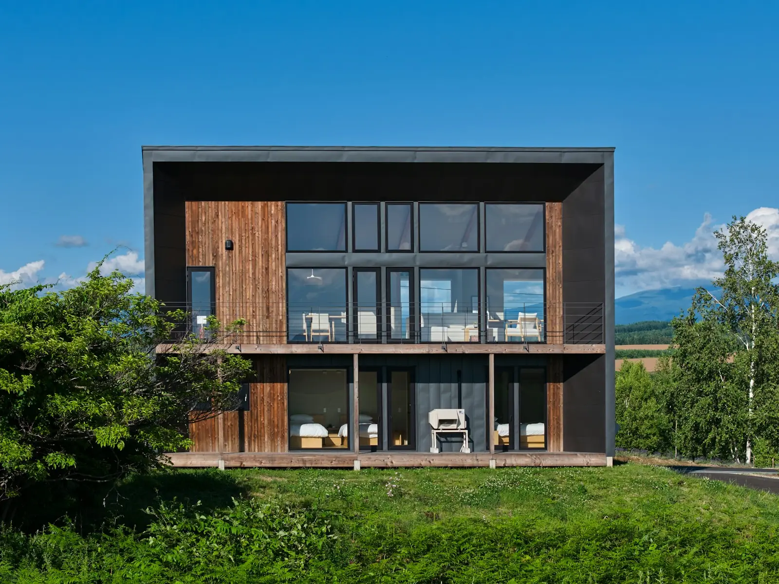 木の外壁と大きな窓のある住宅